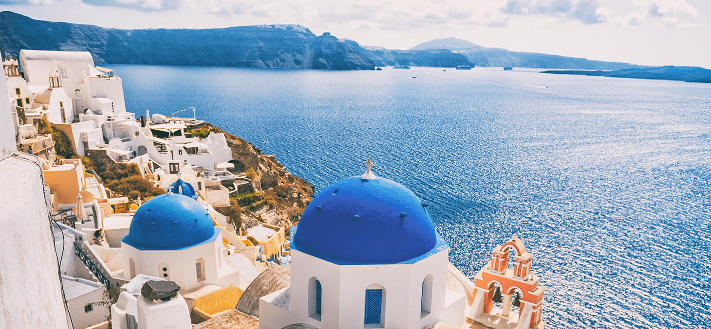 Les trois dômes bleus, Santorin, Grèce.